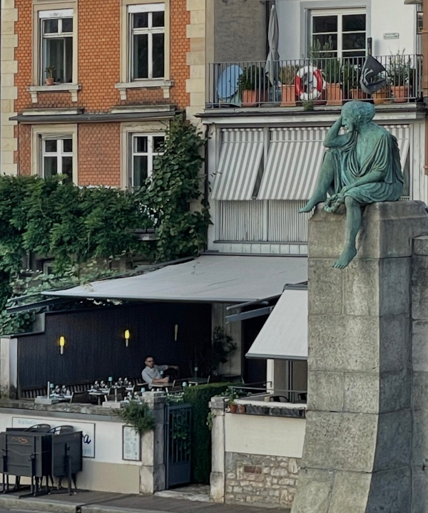 Restaurant Rhy Wyera und
       Statue Helvetia auf der Reise